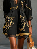 Diana • Vestido corto estampado en negro y dorado con escote en V y encaje de crochet